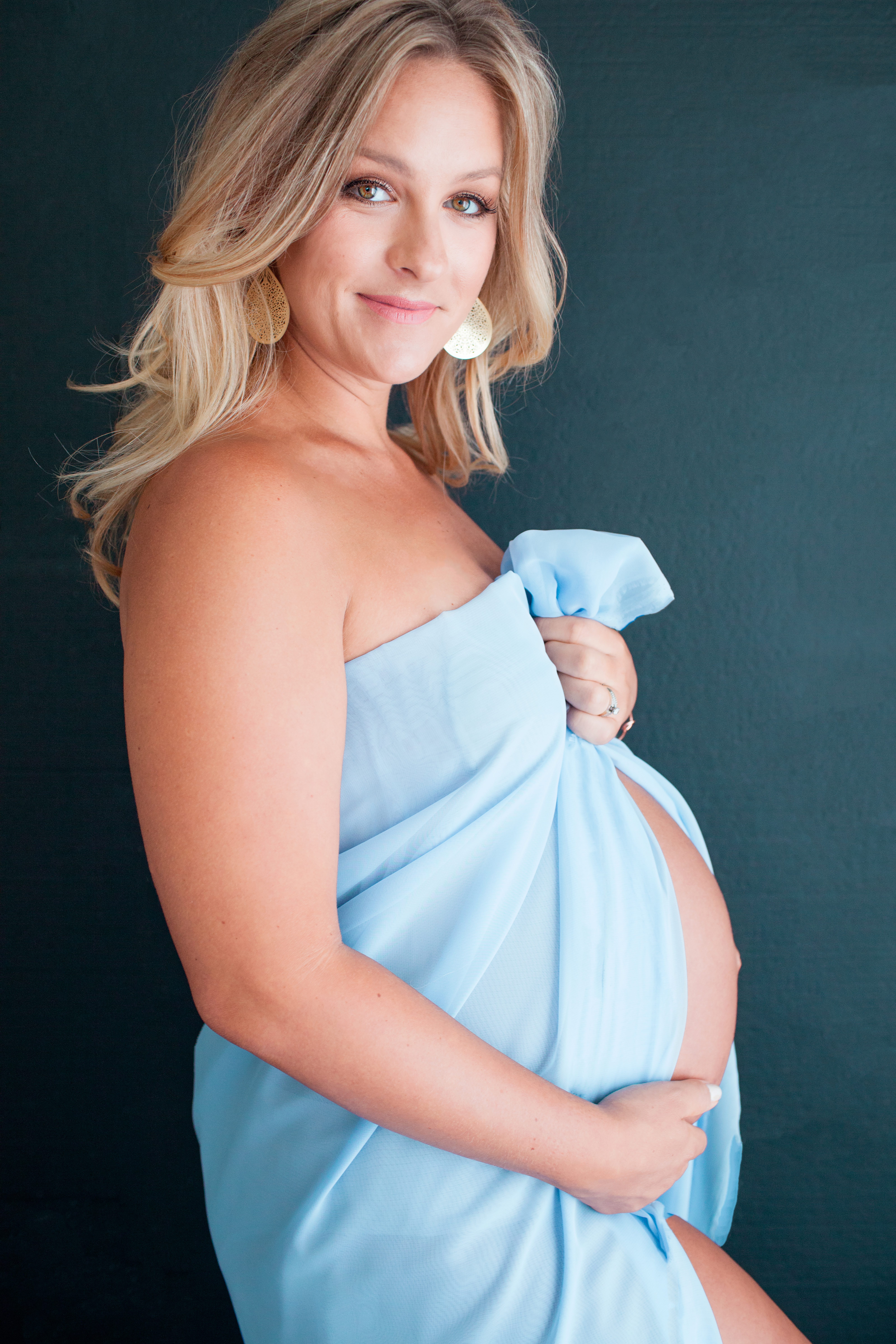 indoor photo session maternity photo with blue fabric